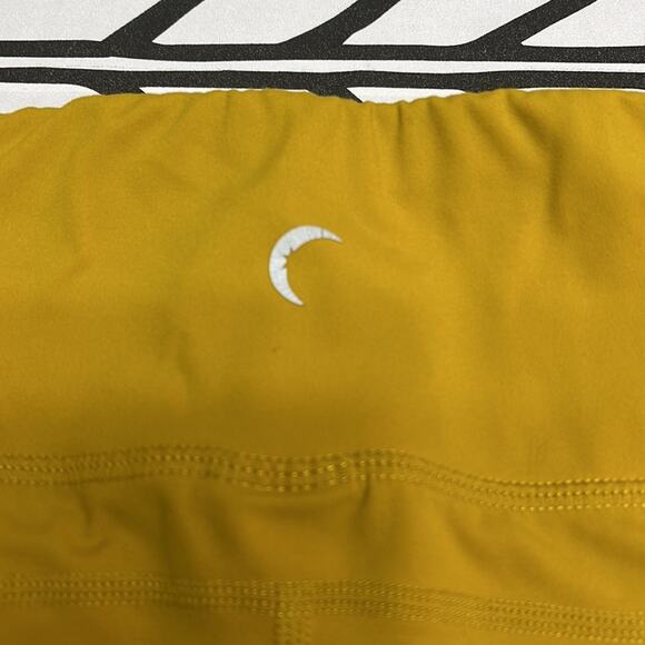 ZYIA mid rise Capri leggings with sheer panels - Picture 3 of 6